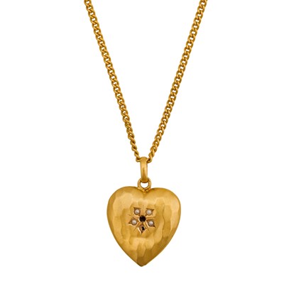Lot 127 - A heart pendant necklace