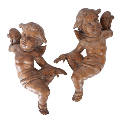 Lot 156 - A pair of Italian carved limewood putti