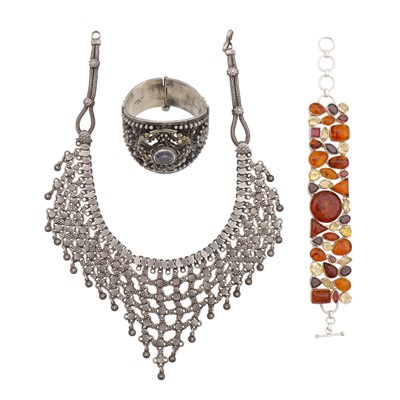 Lot 467 - A collection of silver jewellery
