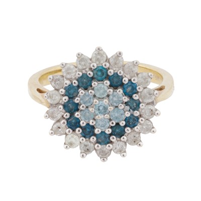 Lot 73 - A diamond cluster ring