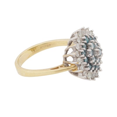 Lot 73 - A diamond cluster ring