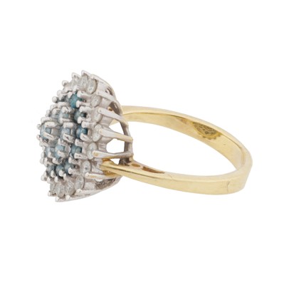 Lot 73 - A diamond cluster ring