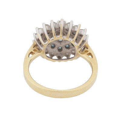Lot 73 - A diamond cluster ring