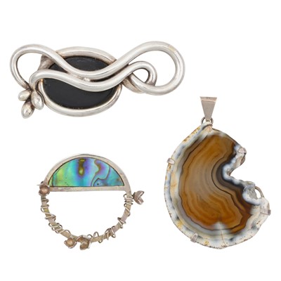 Lot 410 - A collection of silver jewellery in a Charles De Temple box