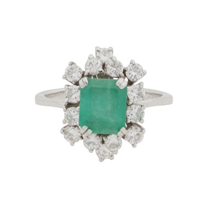 Lot 196 - An emerald and diamond ring