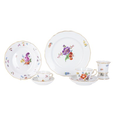 Lot 286 - A group of Meissen porcelain part service