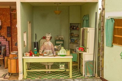 Lot 1 - Dolls House in the form of a 1930s Art Deco Detached House