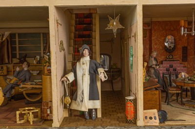 Lot 1 - Dolls House in the form of a 1930s Art Deco Detached House