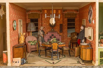 Lot 1 - Dolls House in the form of a 1930s Art Deco Detached House