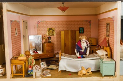 Lot 1 - Dolls House in the form of a 1930s Art Deco Detached House