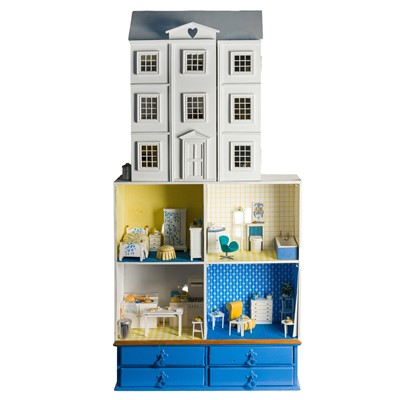 Lot 67 - Small White House and four rooms