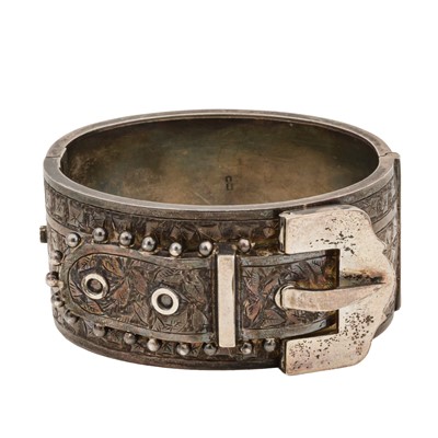 Lot 392 - A buckle bangle