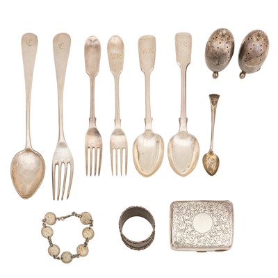 Lot 727 - A mixed group of silver