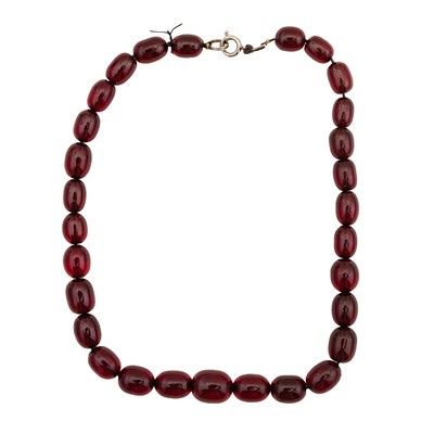 Lot 45 - A bakelite necklace