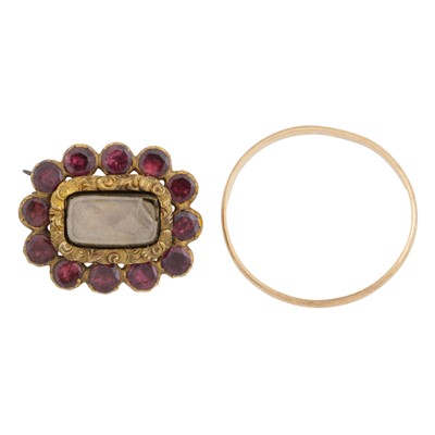 Lot 251 - A ring and a brooch