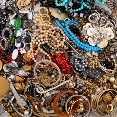 Lot 451 - A large assortment of costume jewellery