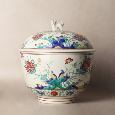 Lot 5 - A large Japanese Kakiemon 'birds and flowers' pot and cover, Showa period, 20th century