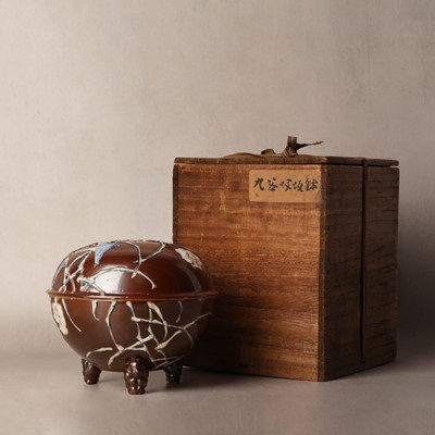 Lot 3 - A Japanese Suisaka-type tripod bowl and cover, Edo period