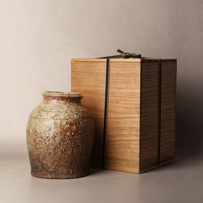 Lot 2 - A Japanese Iga ware jar, Edo period, 18th/19th century