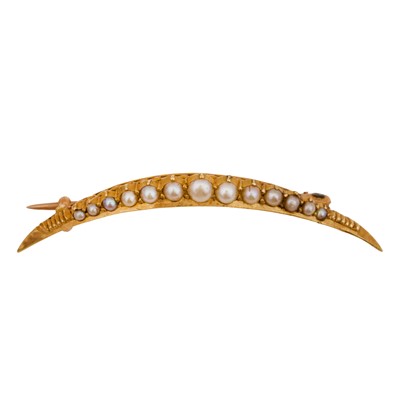Lot 274 - A seed pearl crescent pendant/brooch
