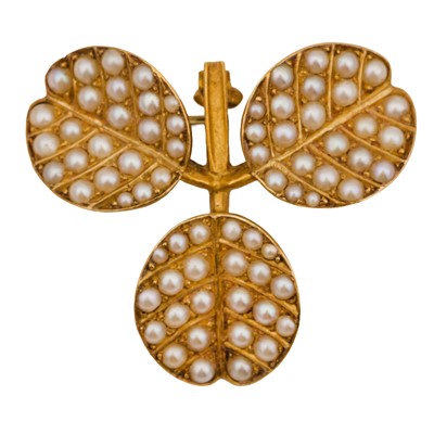 Lot 330 - A seed pearl clover pendant/brooch