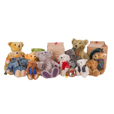 Lot 371 - A group of eleven Steiff bear