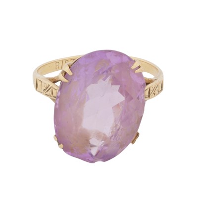 Lot 252 - A single-stone amethyst ring