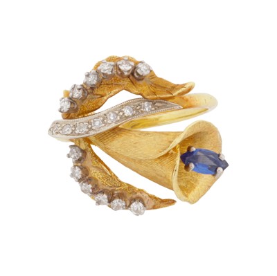 Lot 23 - A sapphire & diamond ring
