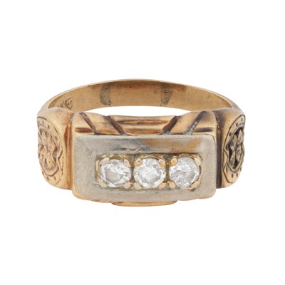 Lot 305 - A diamond three-stone ring