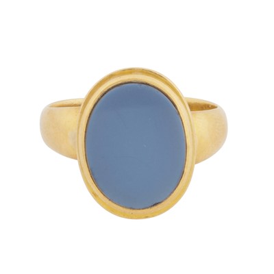 Lot 39 - A chalcedony signet ring