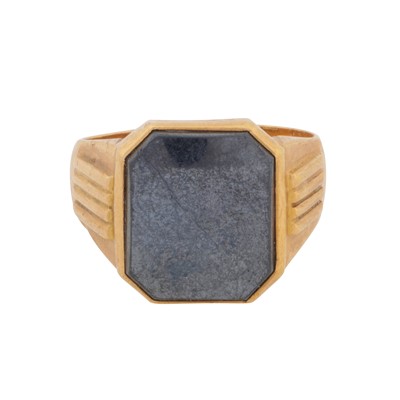 Lot 167 - An hematite signet ring