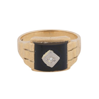 Lot 161 - An onyx and diamond ring