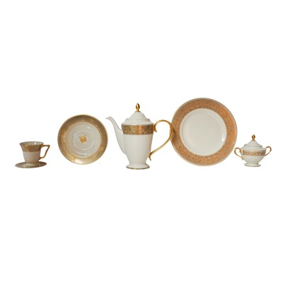 Lot 314 - A Colin Cowie for Lenox 'Haute couture' gilt decorated porcelain part dinner and coffee service