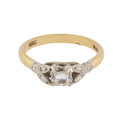 Lot 303 - A diamond ring
