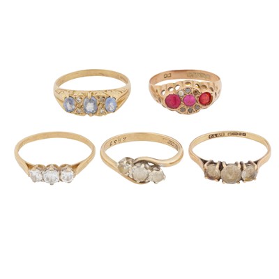 Lot 492 - A group of five three-stone rings