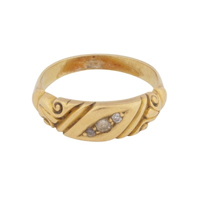 Lot 116 - A three-stone diamond ring