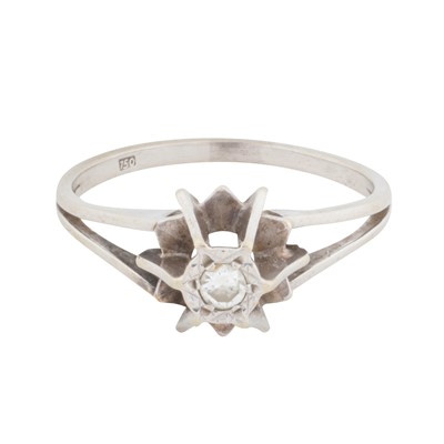 Lot 139 - A single-stone diamond ring