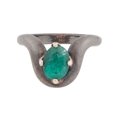 Lot 194 - An emerald ring