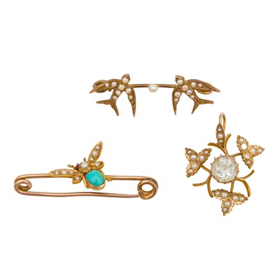 Lot 495 - Two brooches and a pendant
