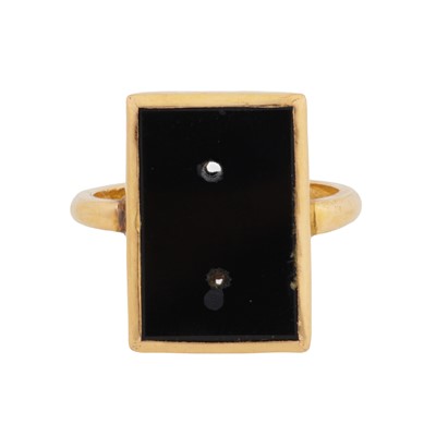Lot 165 - An onyx ring