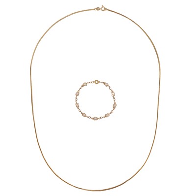 Lot 112 - A pearl bracelet and a necklace