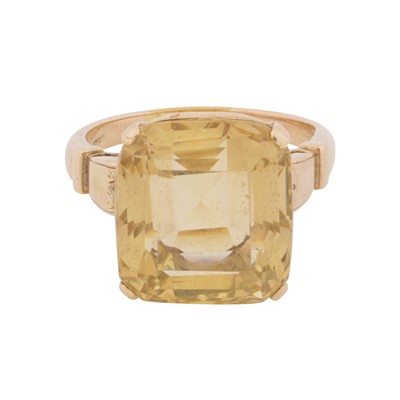 Lot 215 - A single-stone quartz ring