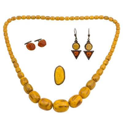 Lot 498 - A collection of bakelite and amber jewellery