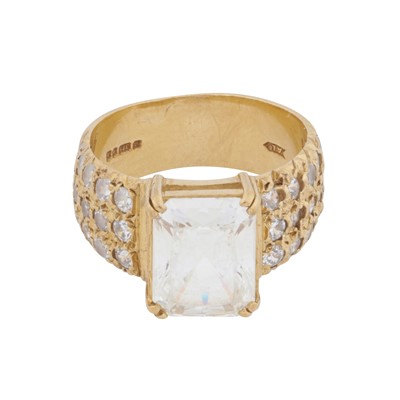 Lot 98 - A paste gold ring