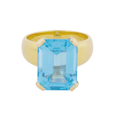 Lot 37 - A single-stone blue topaz ring