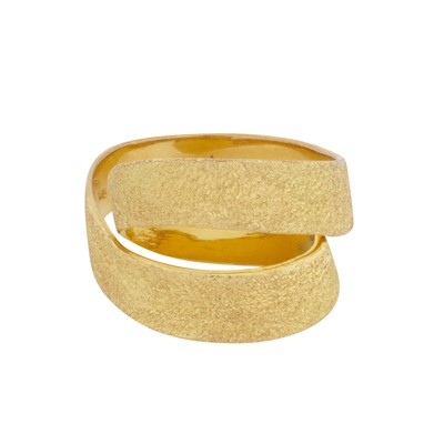 Lot 320 - A coil ring