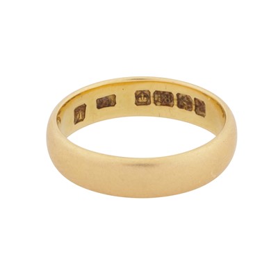Lot 334 - A gold band
