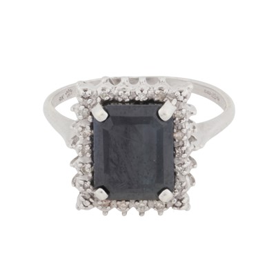Lot 157 - A sapphire and diamond cluster ring