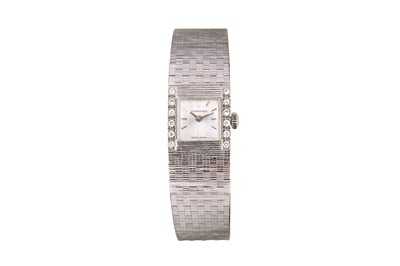 Lot 32 - LONGINES. AN 18K WHITE GOLD AND DIAMOND SET...