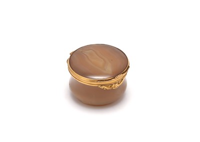 Lot 257 - A George II unmarked gold mounted agate snuff...